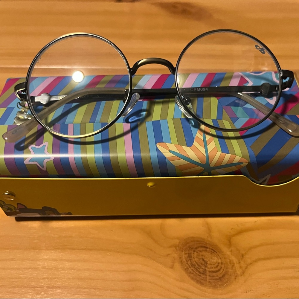 Chili beans x Beatles Limited Edition Collectible Glasses 
U.V protection